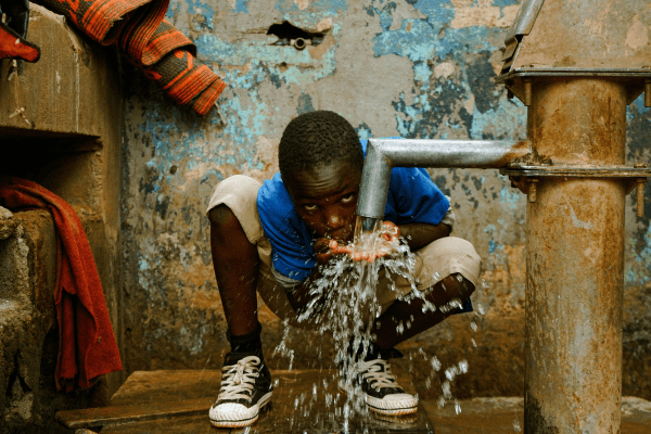 boy_drinking_water